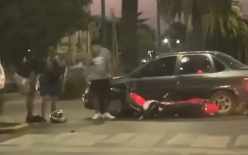 Brusca colisión entre un auto y una moto en pleno centro de Garín