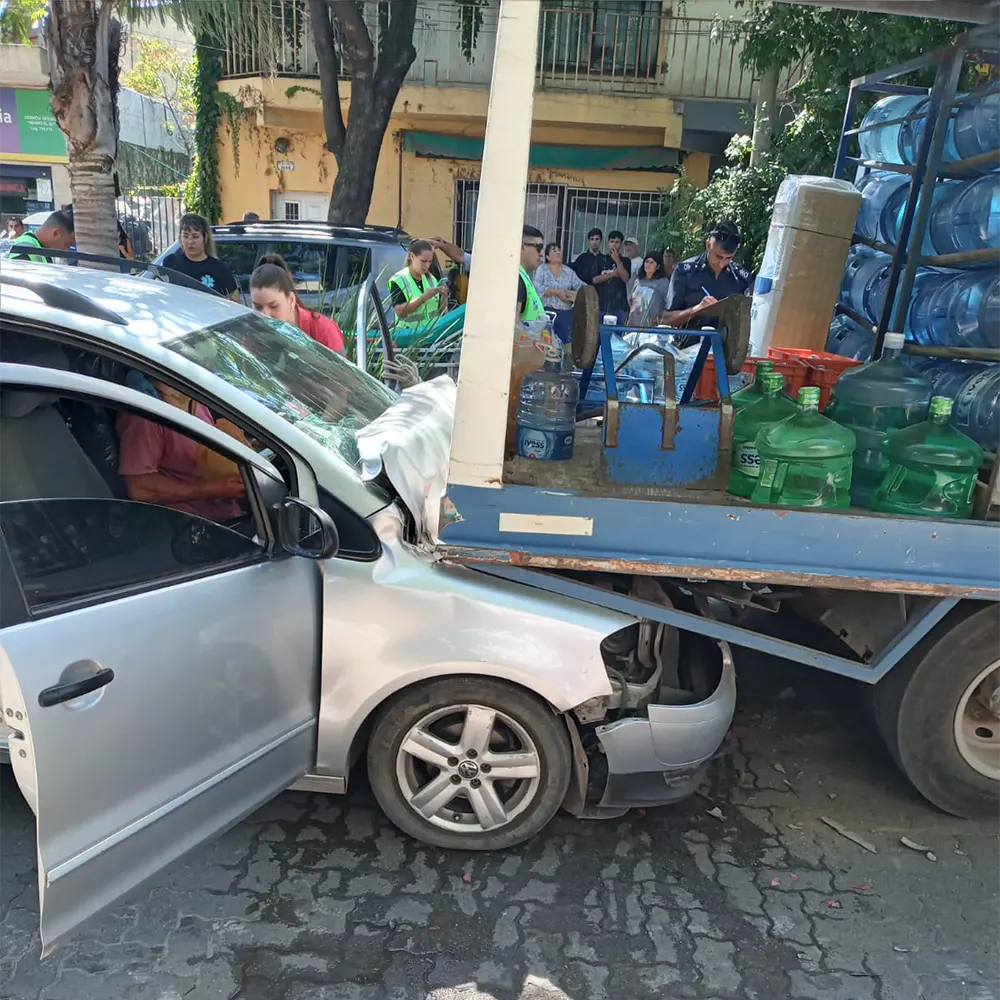 el auto incrustado bajo el camión de soda