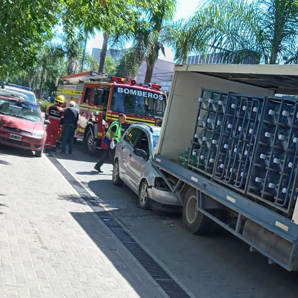 el auto incrustado bajo el camión de soda