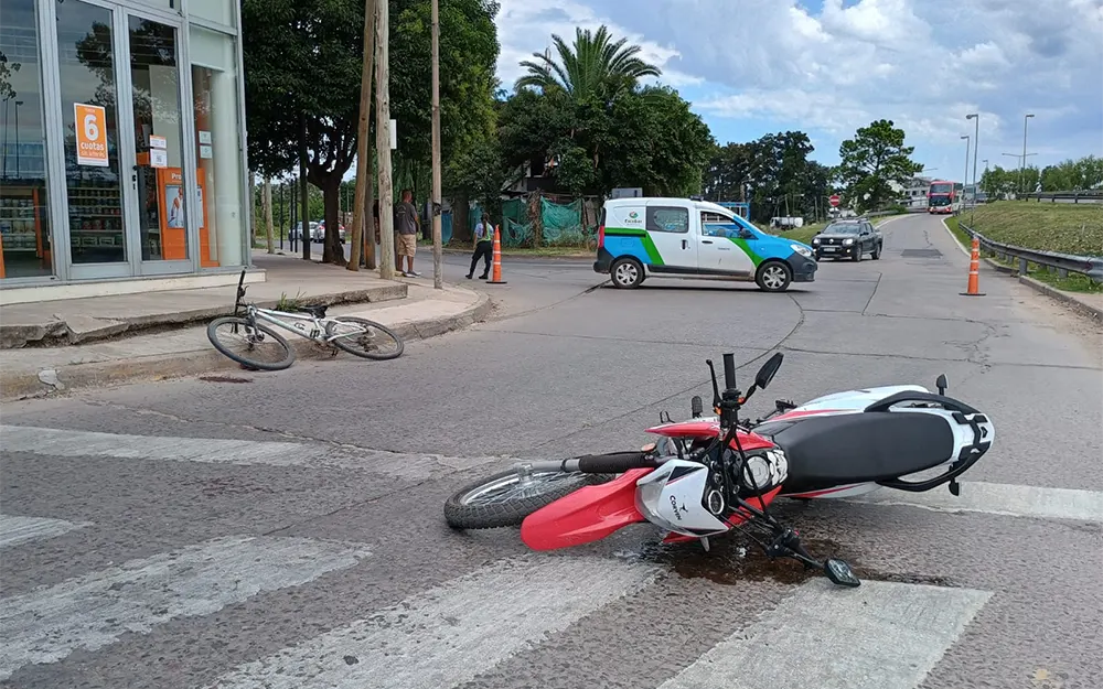 Fuerte choque entre una moto y una bicicleta en la entrada de Escobar