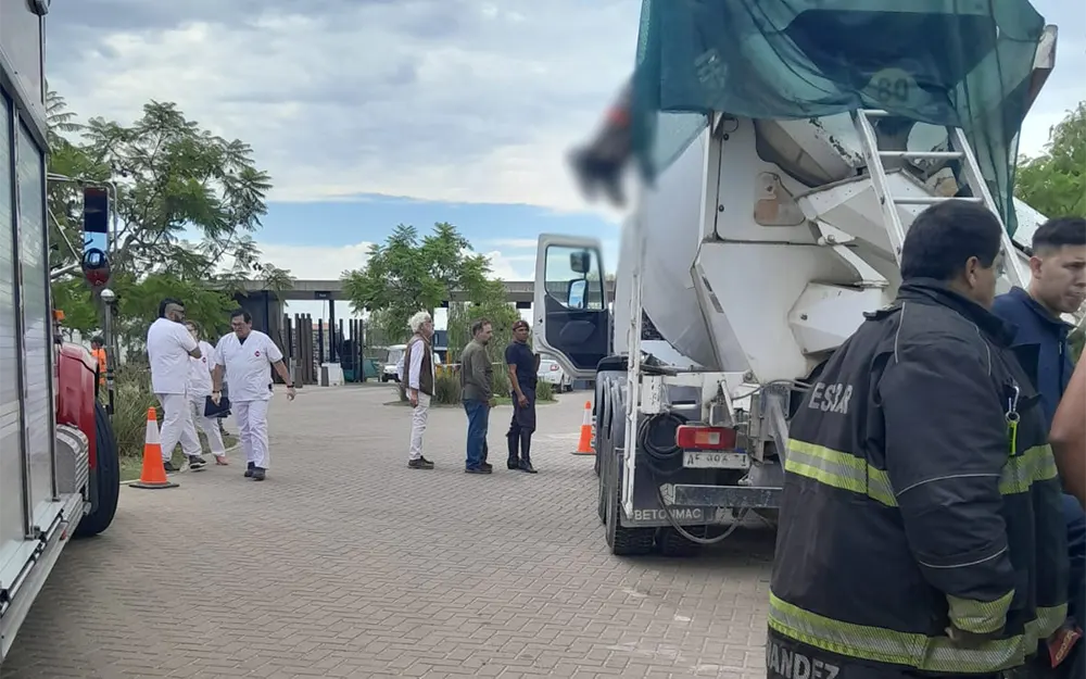Tragedia en Puertos: un obrero murió atrapado en un camión hormigonero