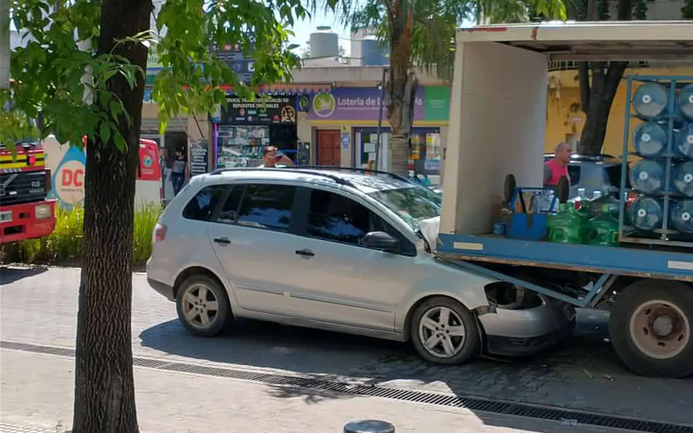 Auto se incrustó debajo de un camión repartidor de soda en Maschwitz
