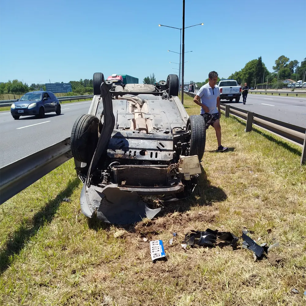el auto volcado entre los guardarraíles