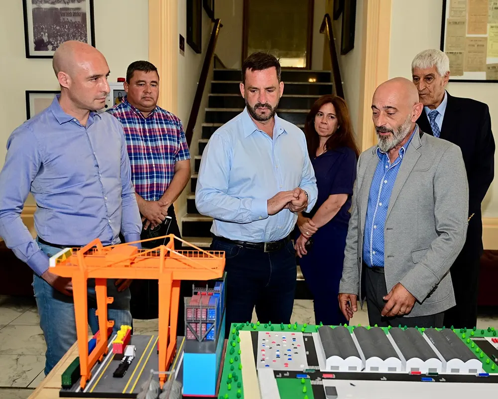 Sujarchuk, Ramil y empresarios observan la maqueta de una terminal portuaria