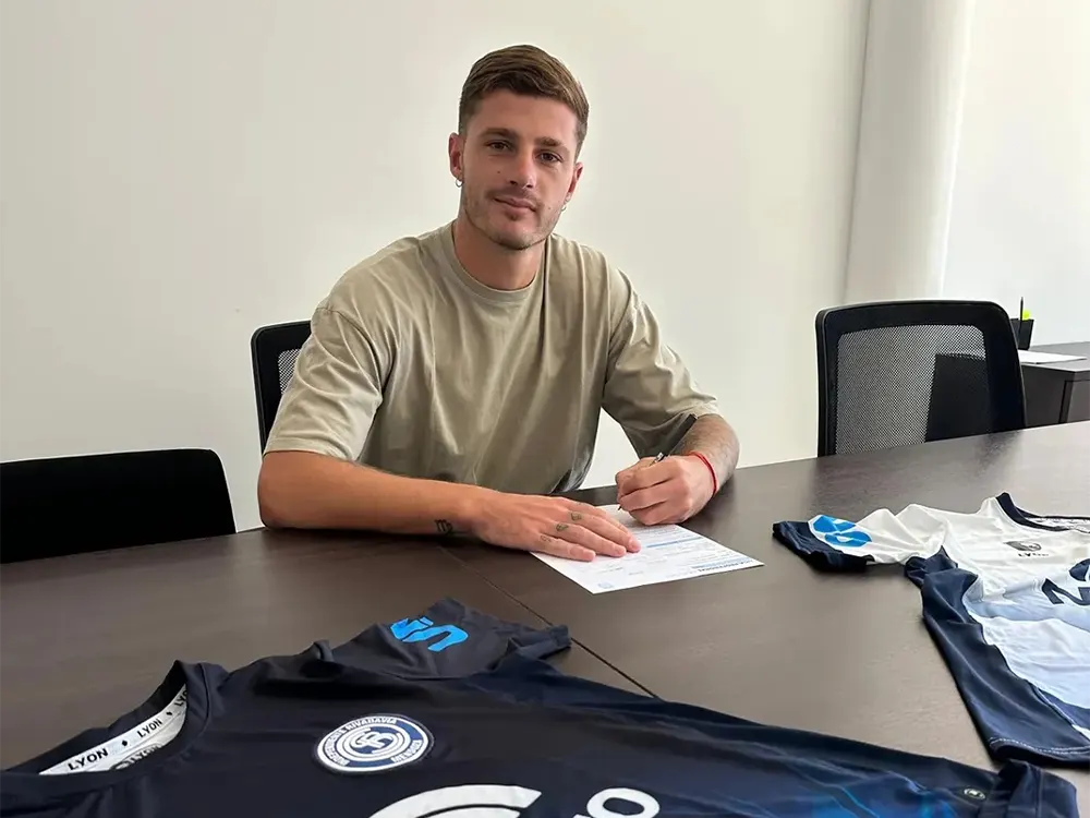 Barbieri firmando contrato