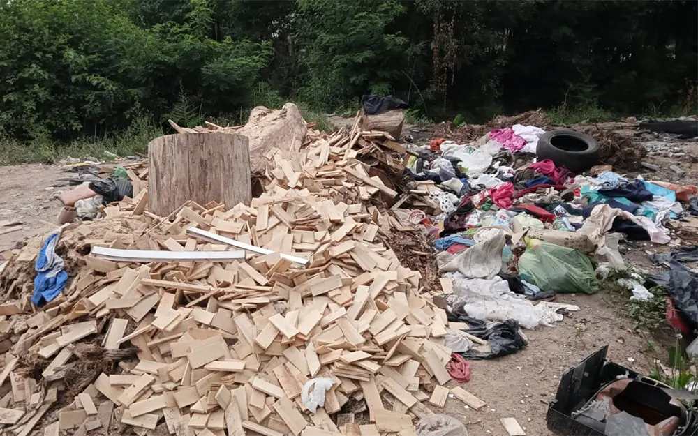 Basural y contaminación a cielo abierto en una calle de Escobar