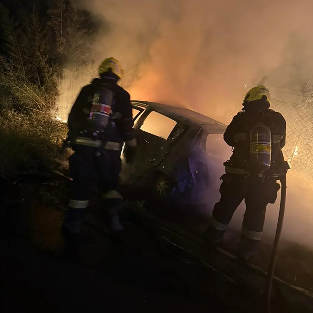 bomberos sofocando el impactante incendio