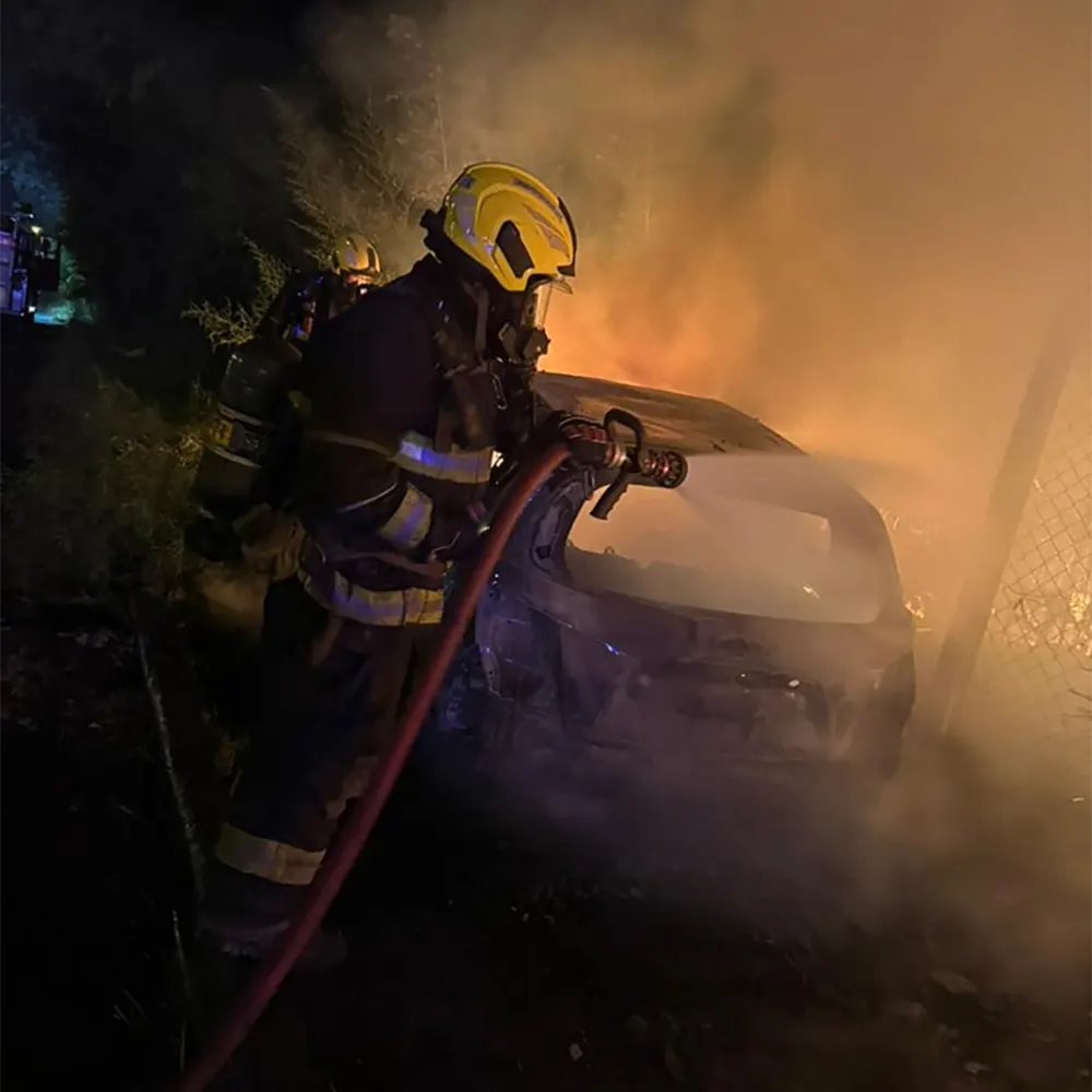 bomberos sofocando el impactante incendio