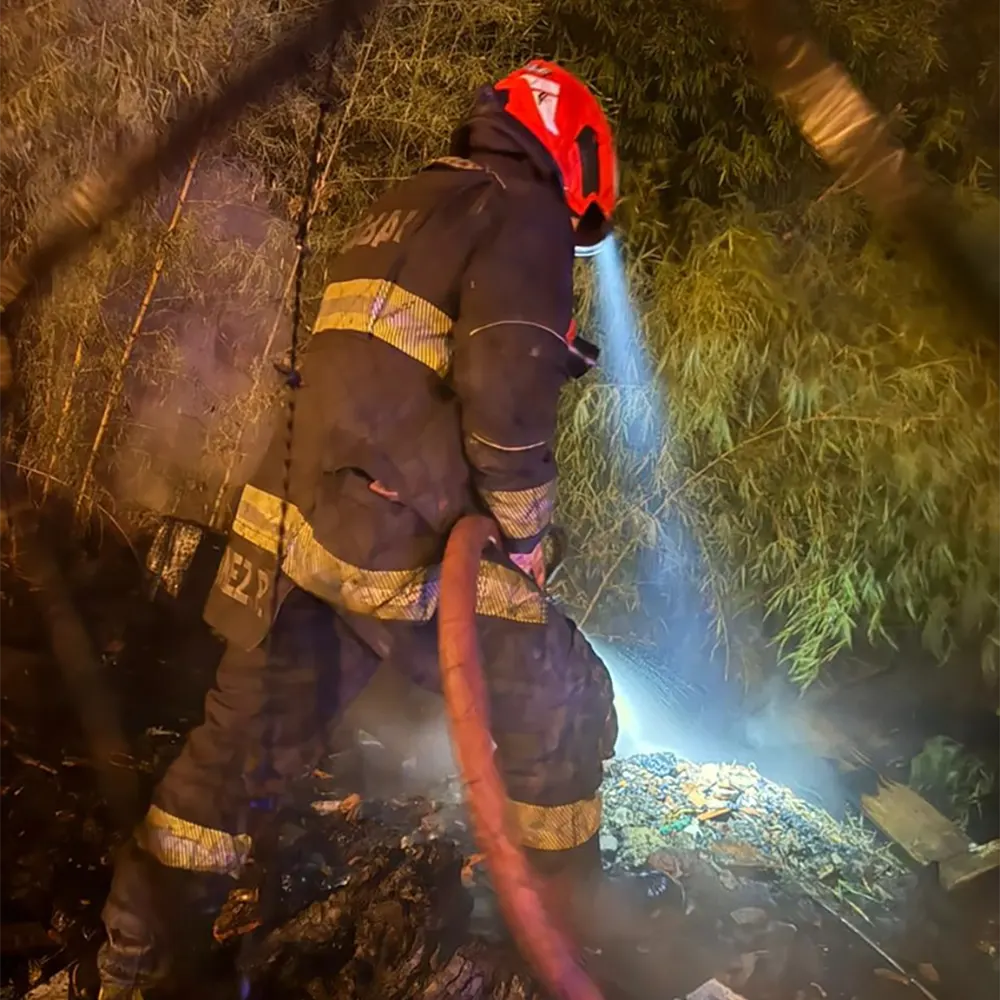 bomberos sofocando el incendio