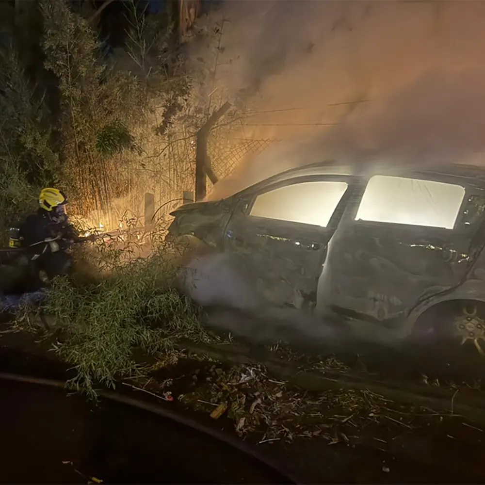 bomberos sofocando el incendio