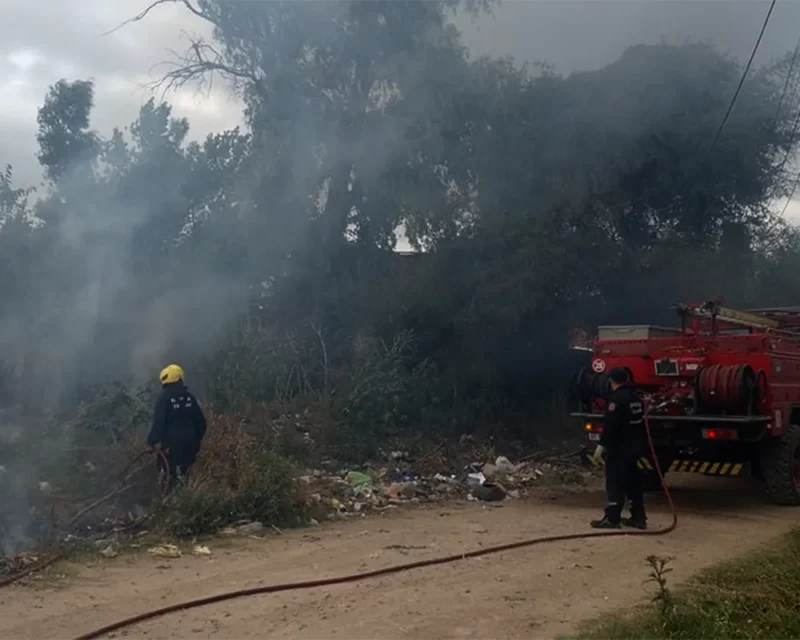 bomberos en un incendio de pastizales