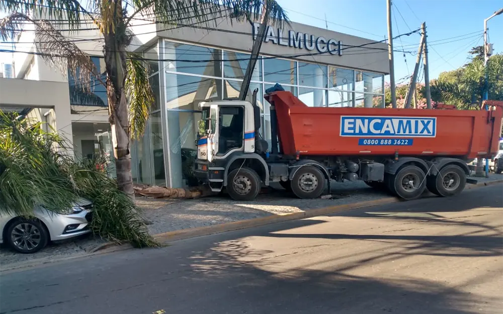 Camión fuera de control se incrustó contra una agencia de autos en Escobar