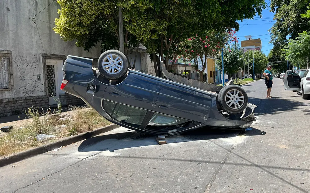 Impresionante: un vehículo chocó y volcó en pleno centro de Escobar