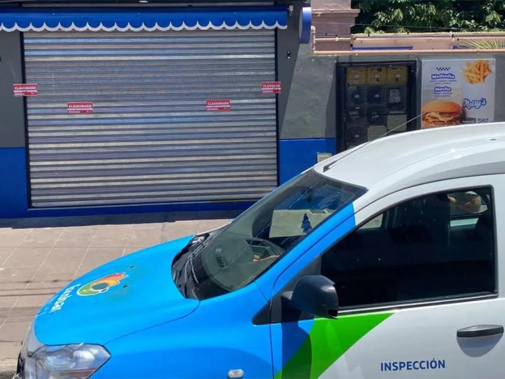 el frente del local de comidas clausurado