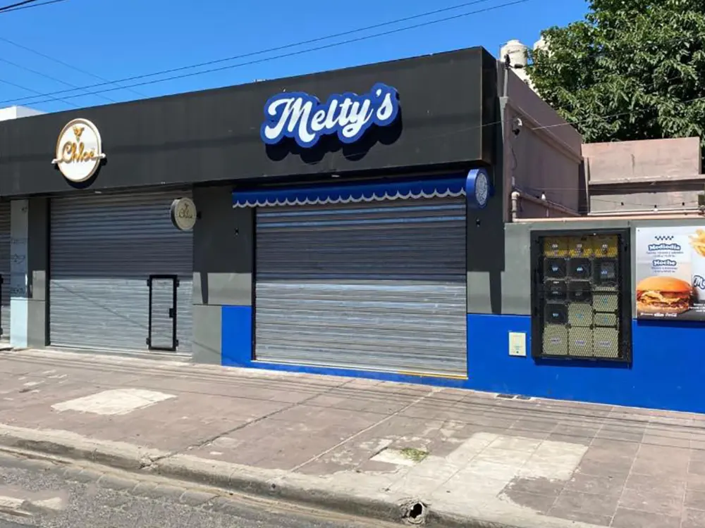 el frente del local de comidas clausurado