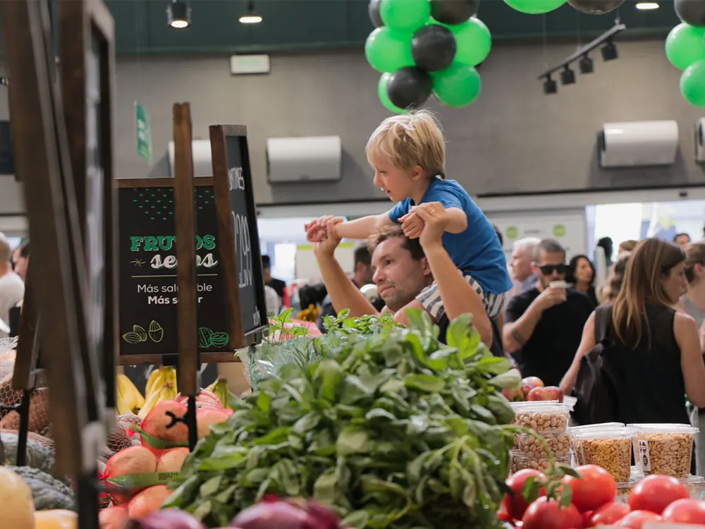 Clientes recorriendo la verdulería en Jumbo puertos
