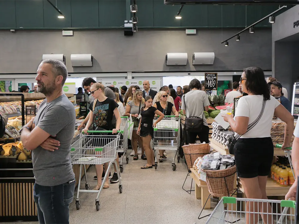 clientes recorriendo Jumbo puertos