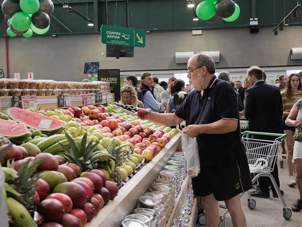 Clientes recorriendo la verdulería en Jumbo puertos