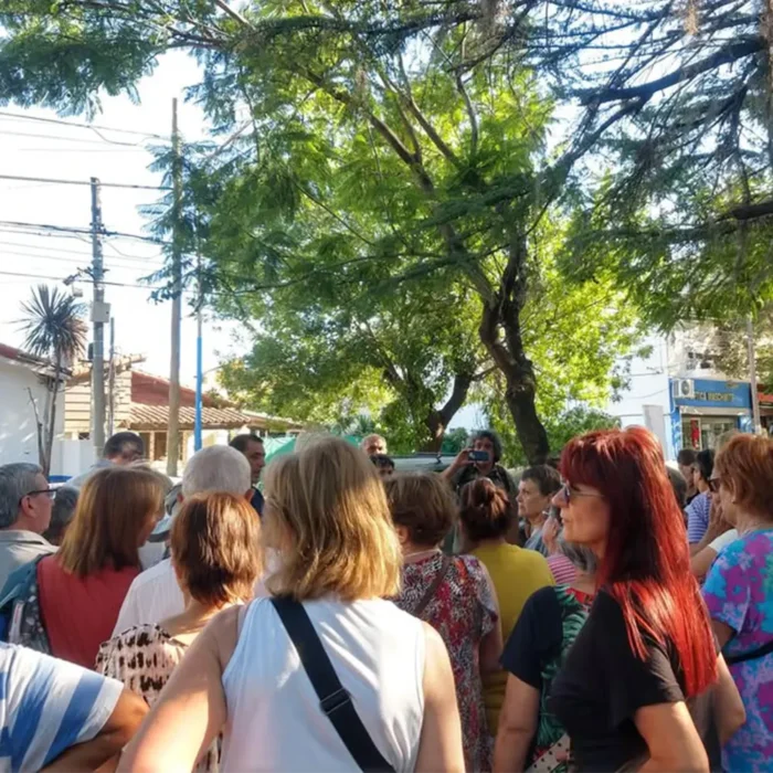 concentracion de vecinos en la plaza de maschwitz