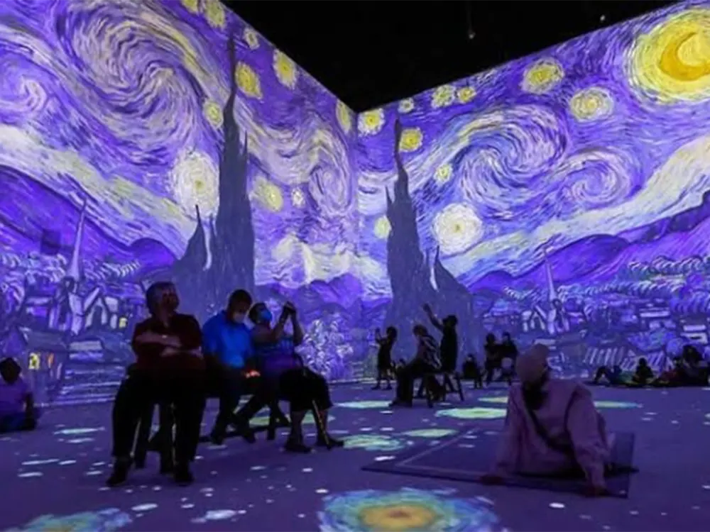 Gente en la muestra inmersiva de Van Gogh