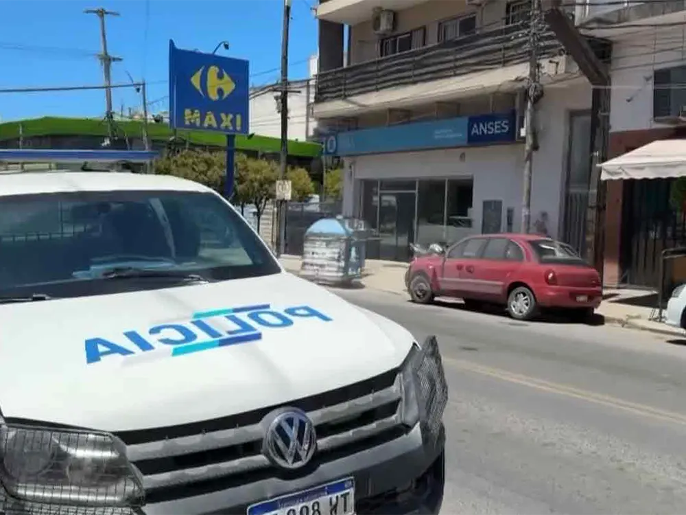 un patrullero frente a la sucursal donde falleció la mujer