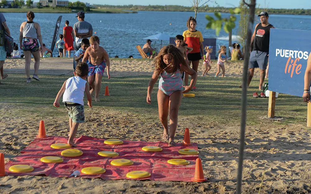 Sol, agua y arena: la playa de Puertos, una opción para disfrutar el verano