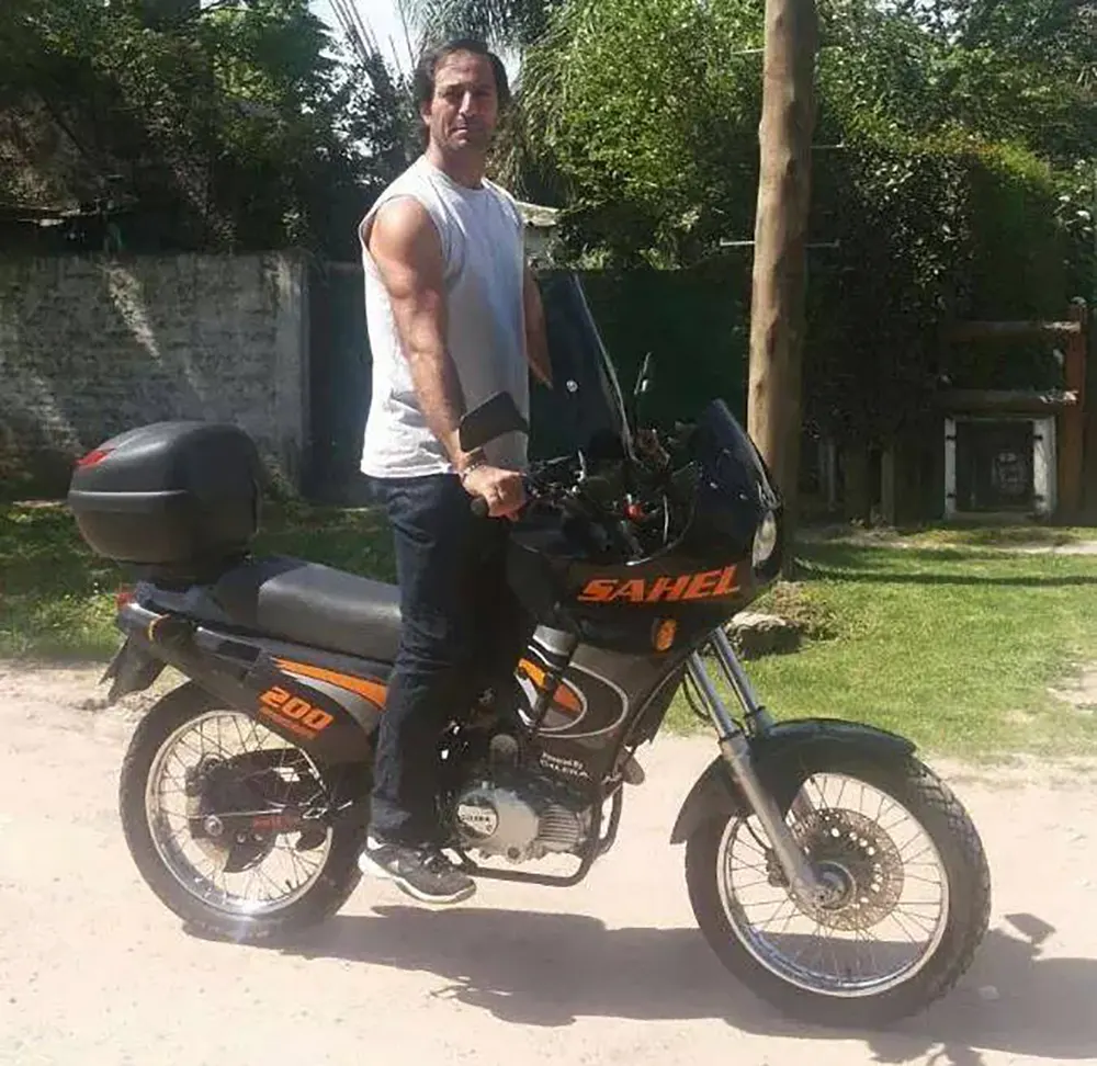 Javier Graniera subido a una moto negra