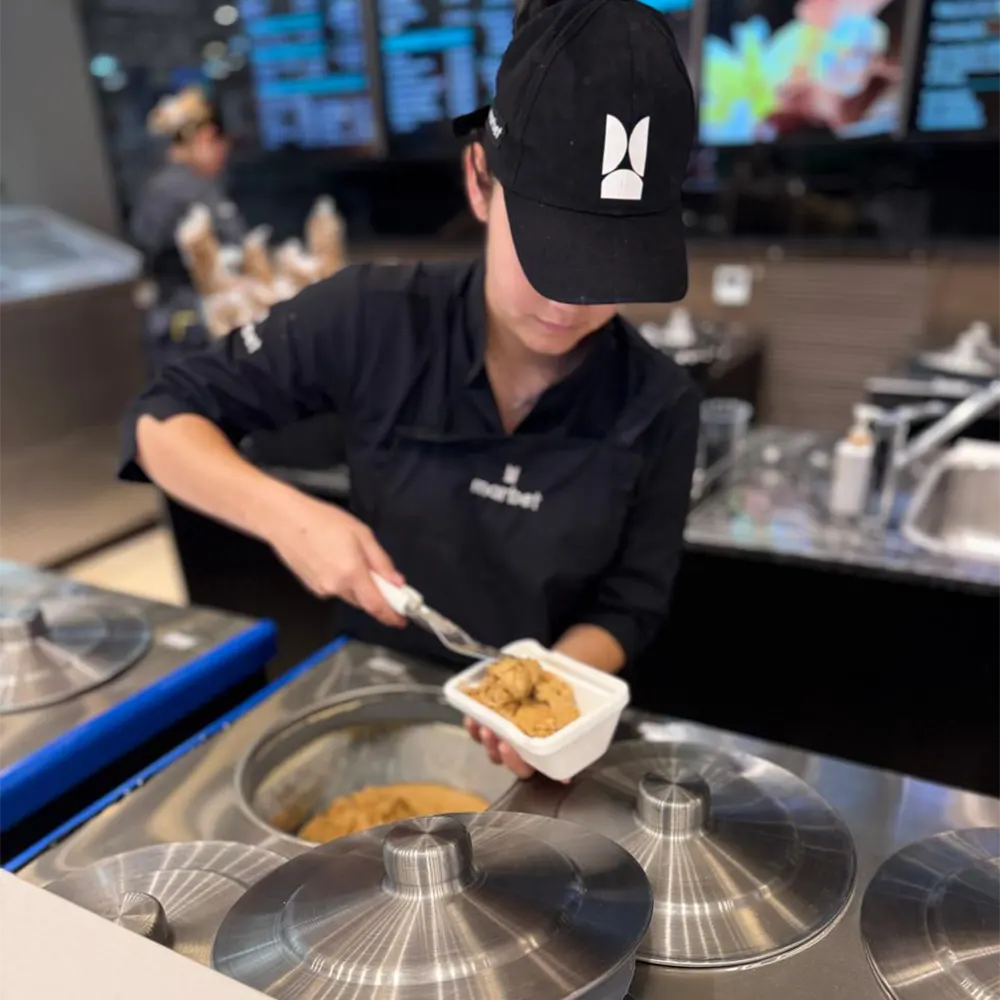 emleado sirviendo helado