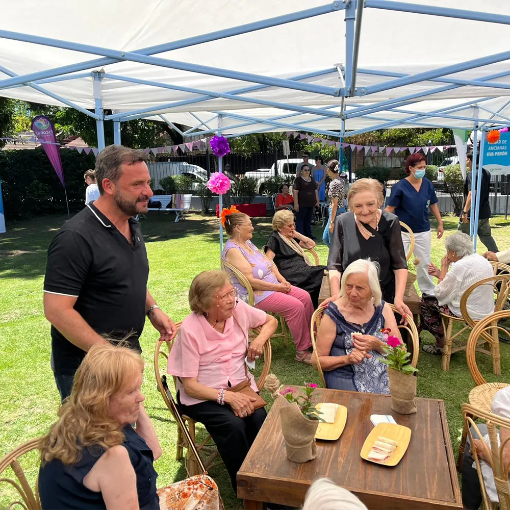 Mercedes Fernández junto a Ariel Sujarchuk bajo un gasebo en el parque del asilo
