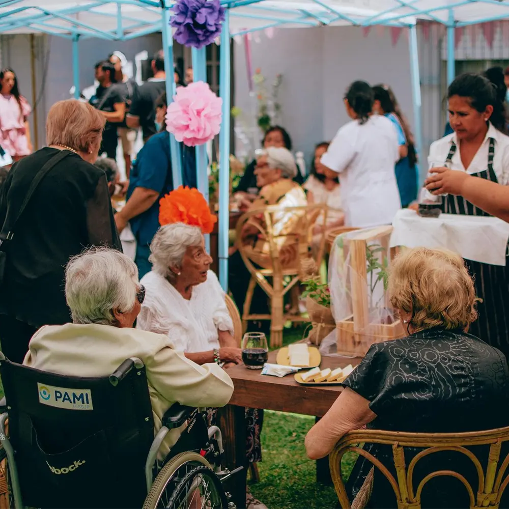Otras ancianas del asilo que asistieron a la fiesta