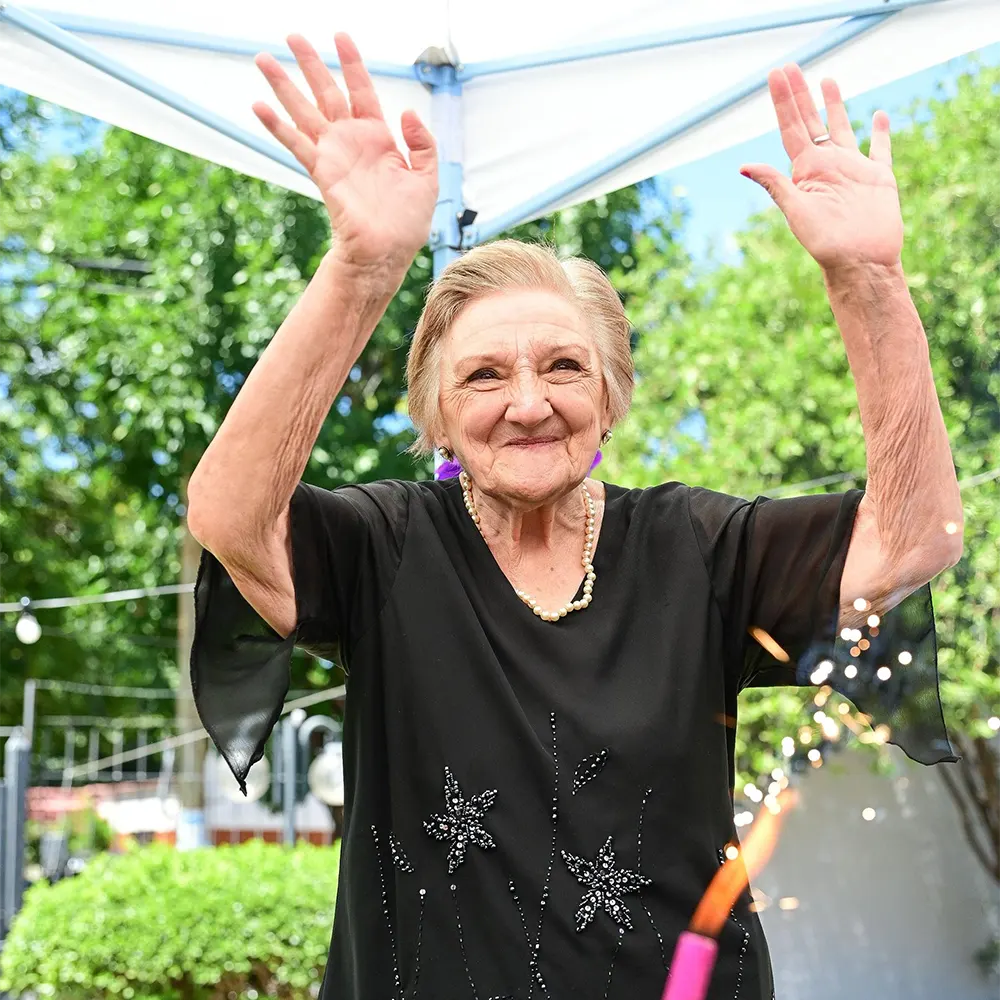Mercedes Fernández solando las velitas en su 13 años