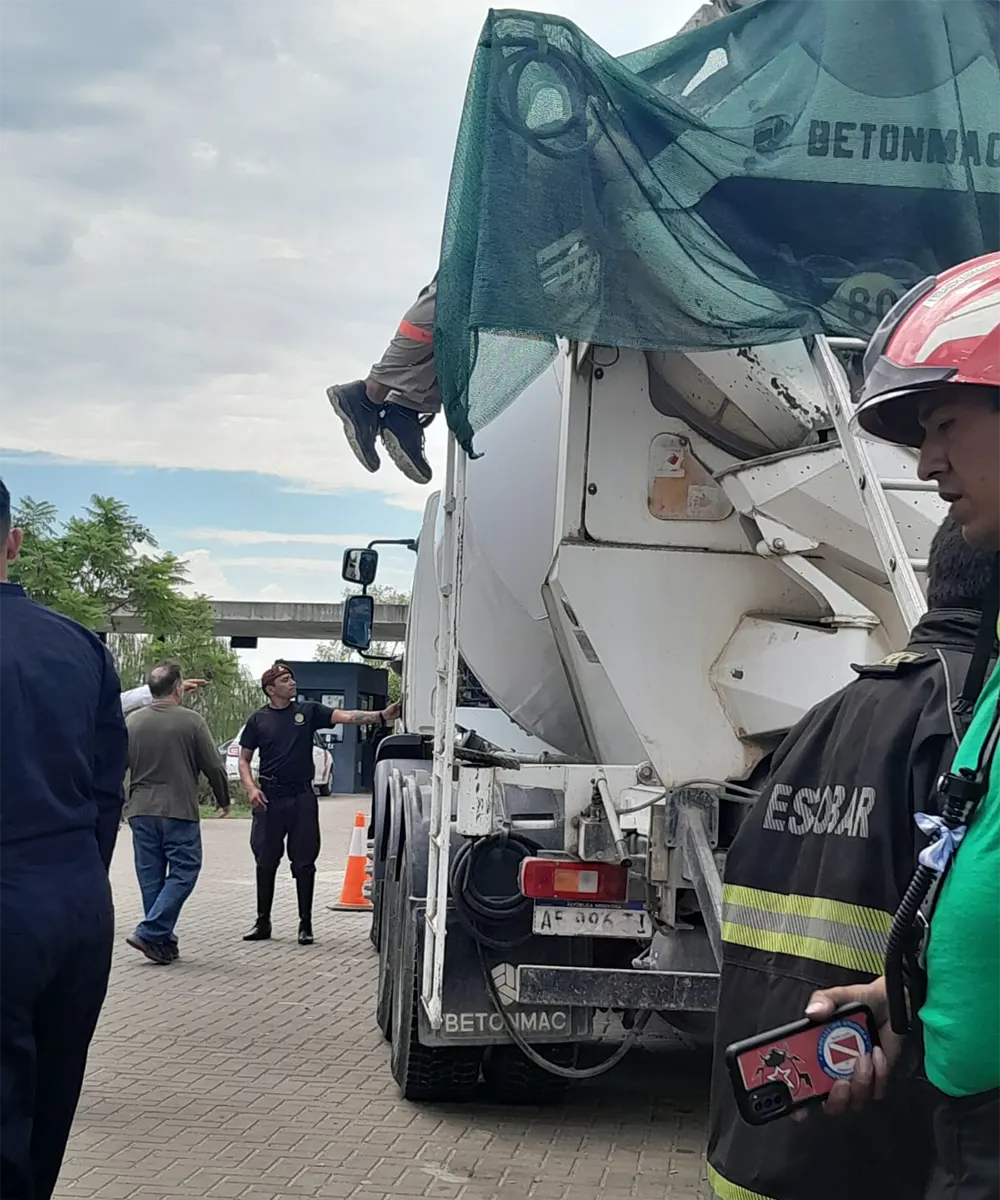 obrero dentro del trompo del camión hormigonero