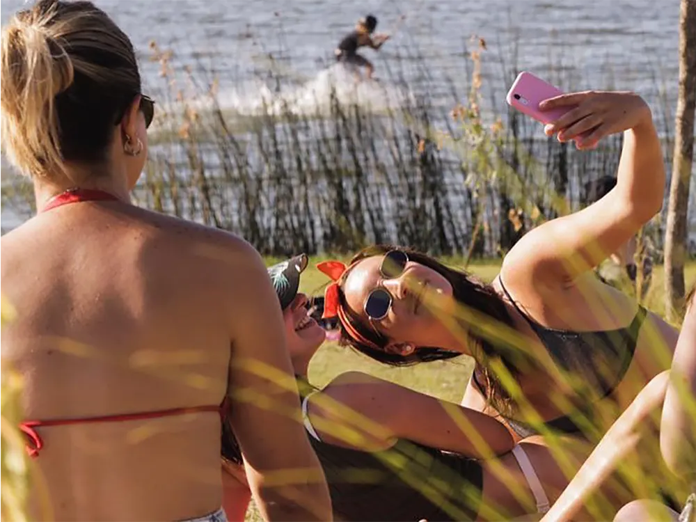 Gente disfrutando de un día de sol en puertos