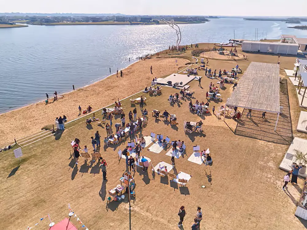 Gente en la playa de Puertos