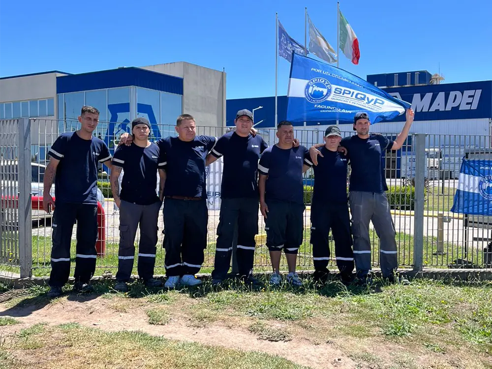 los trabajadores que habían sido despedidos de Mapei