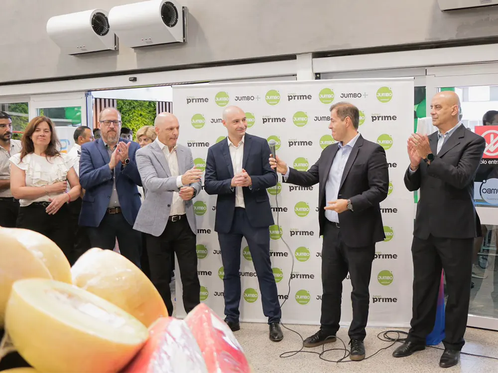 ramil y directivos de Cencosud en la nueva sucursal de jumbo