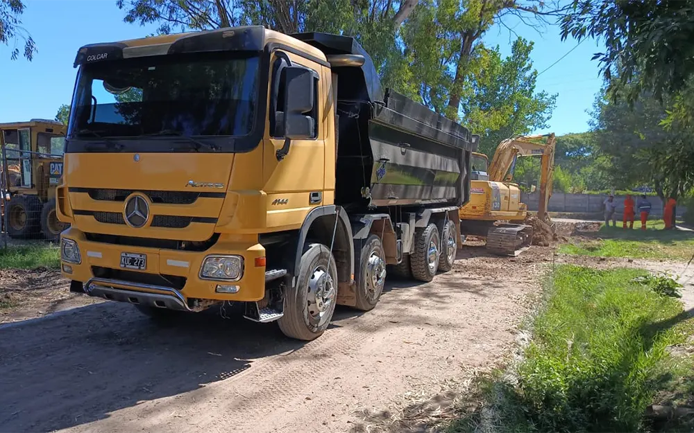 Maquinas trabajando en la pavimentación de las calles de barrios populares