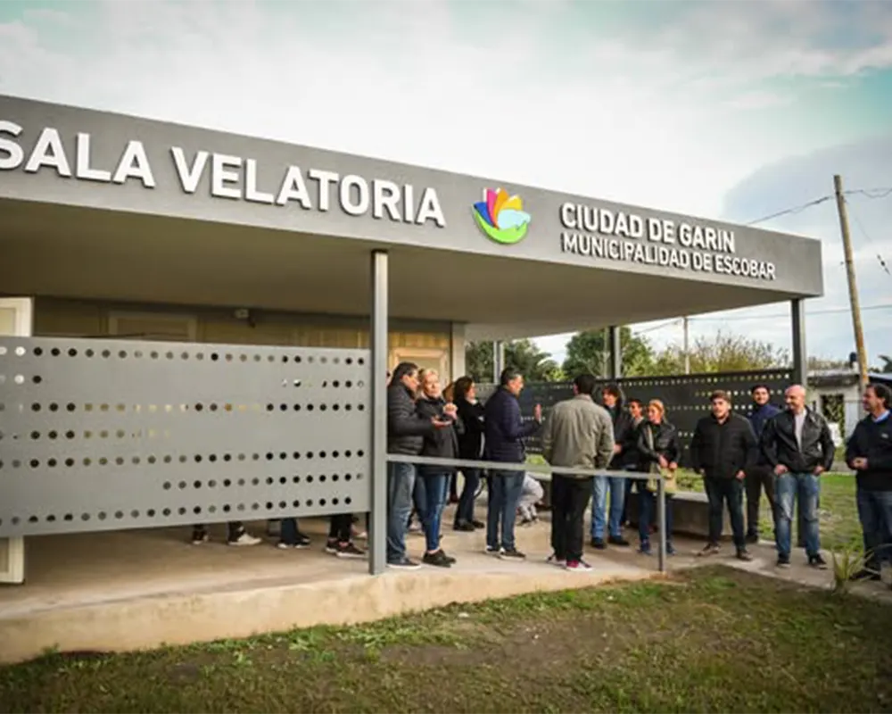Sujarchuk y otros funcionarios en la inauguración de la sala velatoria municipal de Garin