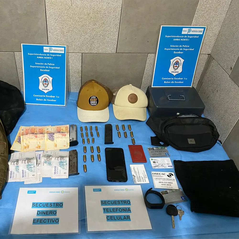 cargadores, dinero y otros elementos que contenía una mochila del delincuente detenido