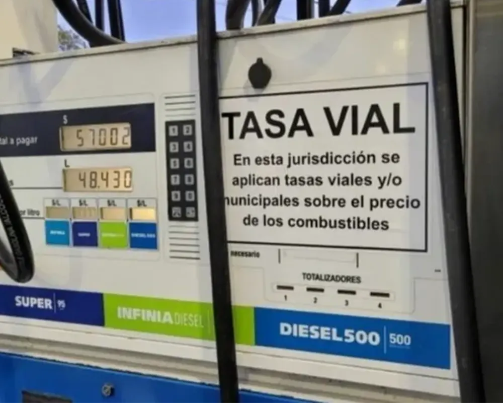 Cartel en un surtidor que avisa sobre las tasas
