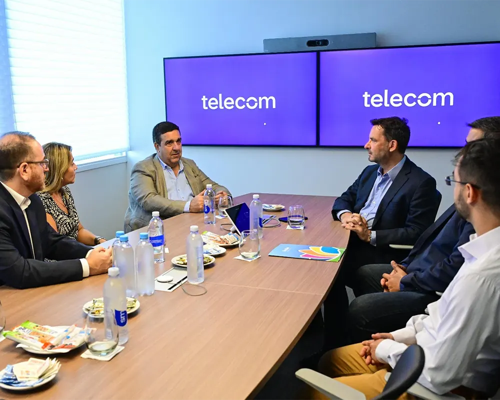 funcionarios municipales con un representante de Telecom