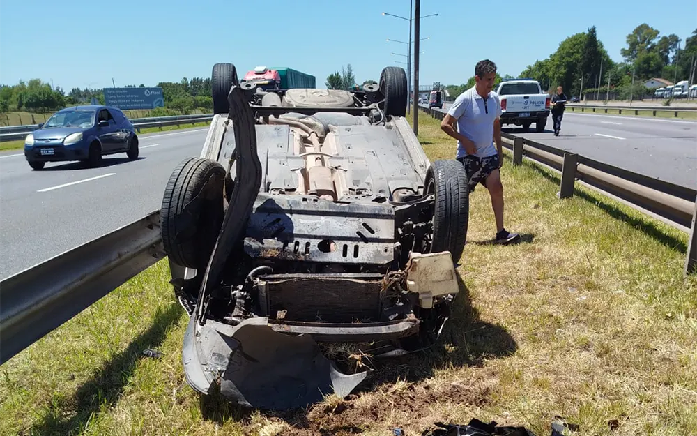 Impactante accidente y vuelco en el kilómetro 54 de la Panamericana