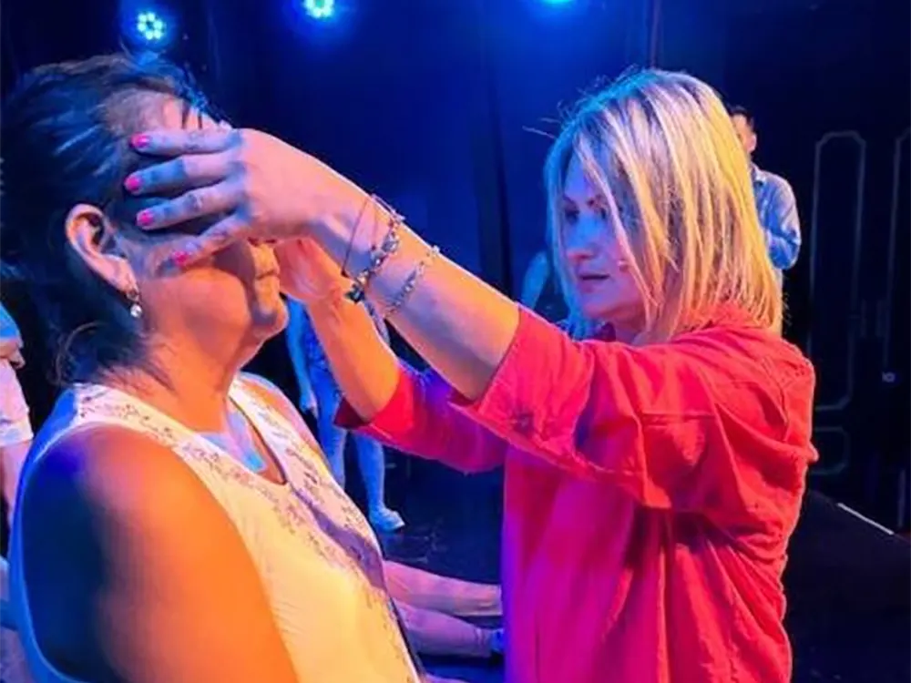 La medium durante una de sus presentaciones