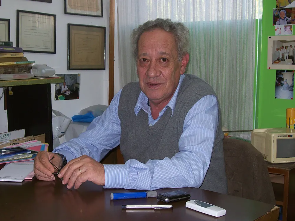 Dr. Carlos Guevara en su despacho, el edificio de la UDP llevará su nombre