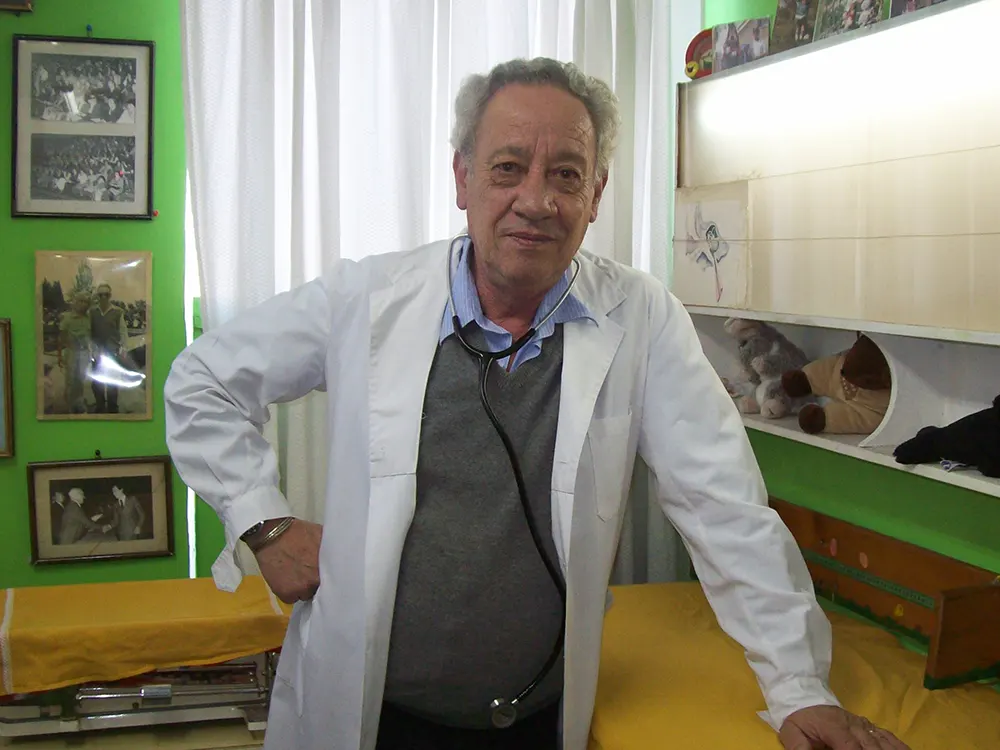 Dr. Carlos Guevara en su despacho, el edificio de la UDP llevará su nombre