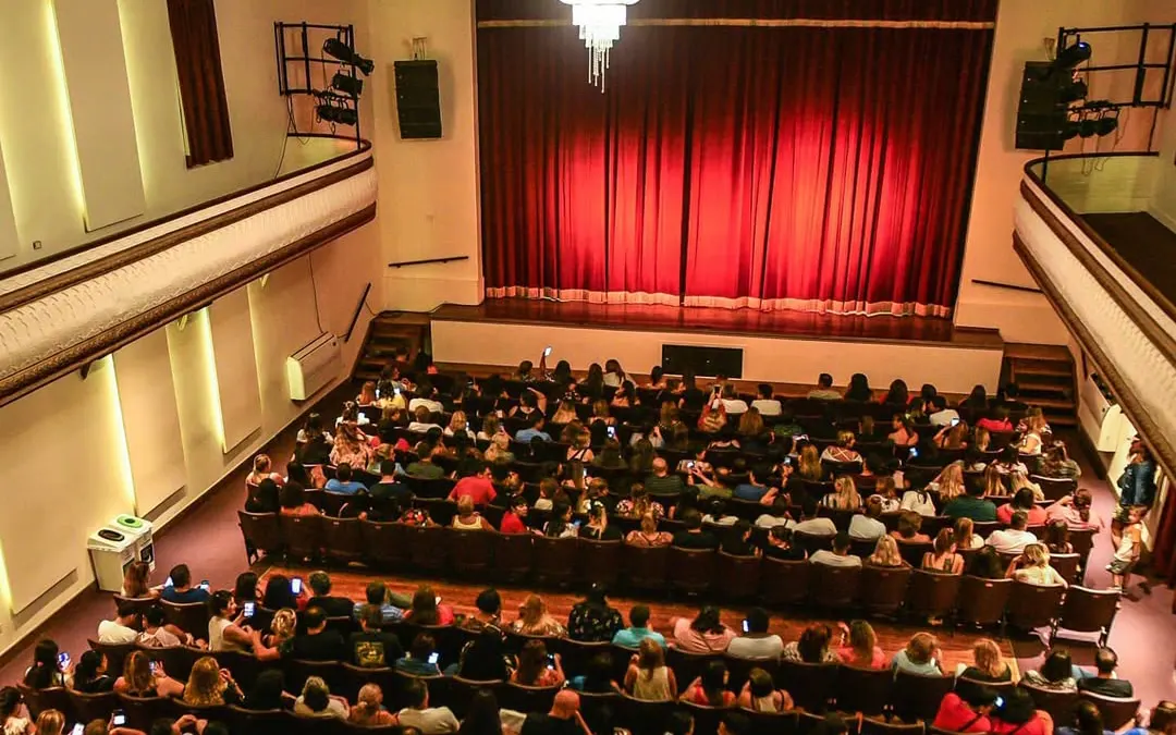 Teatro Seminari con la sala repleta de butacas ocupadas.