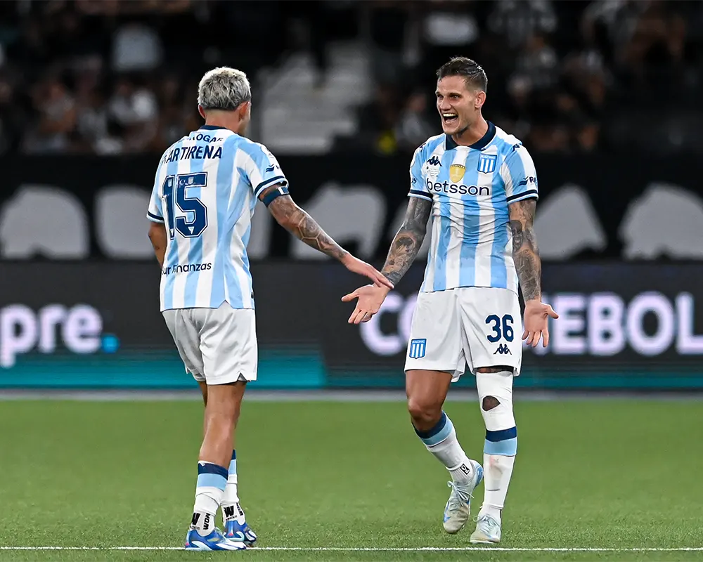 Zuculini festeja su gol con Martiarena