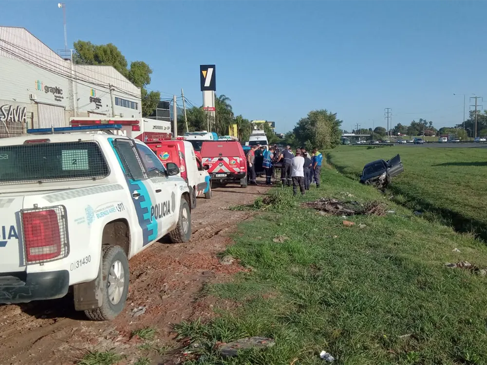 Autoridades asistiendo al conductor de la camioneta