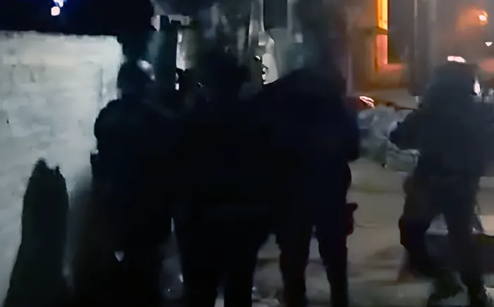 Allanamiento en Maschwitz: dos detenidos por tenencia de armas y narcomenudeo