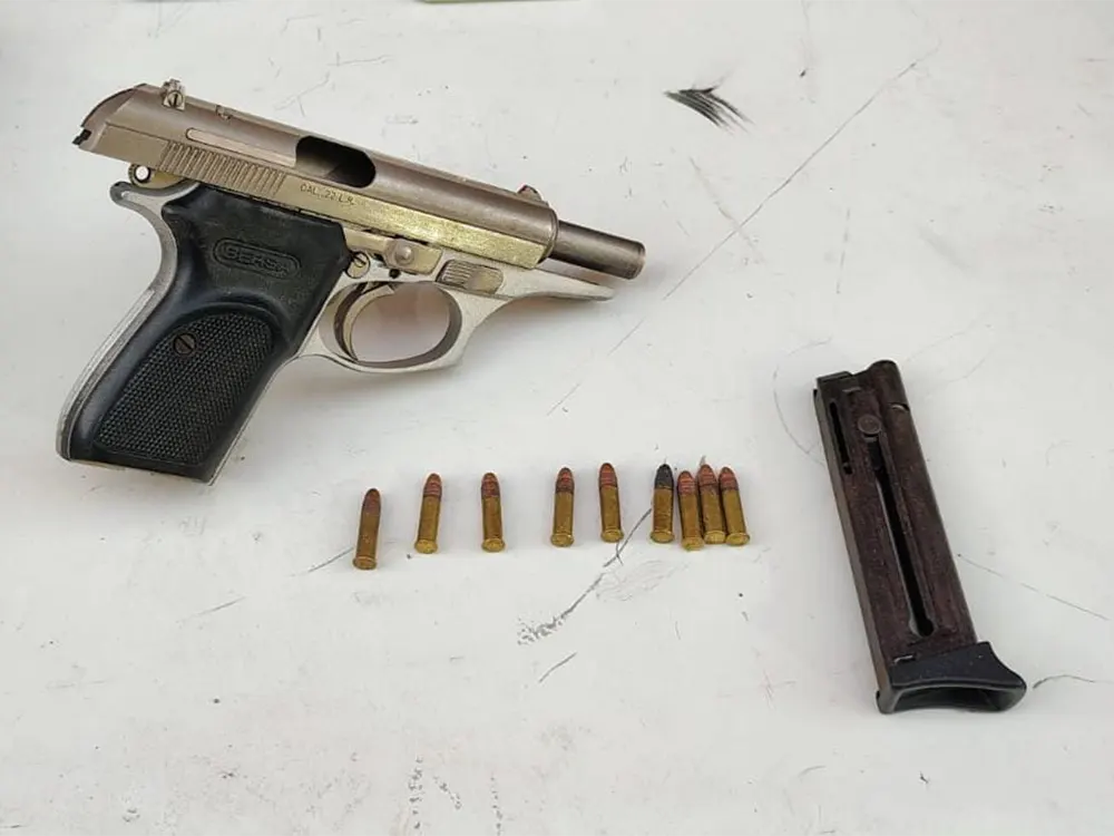 una pistola calibre 22 secuestrada durante el operativo por las motocicletas robadas